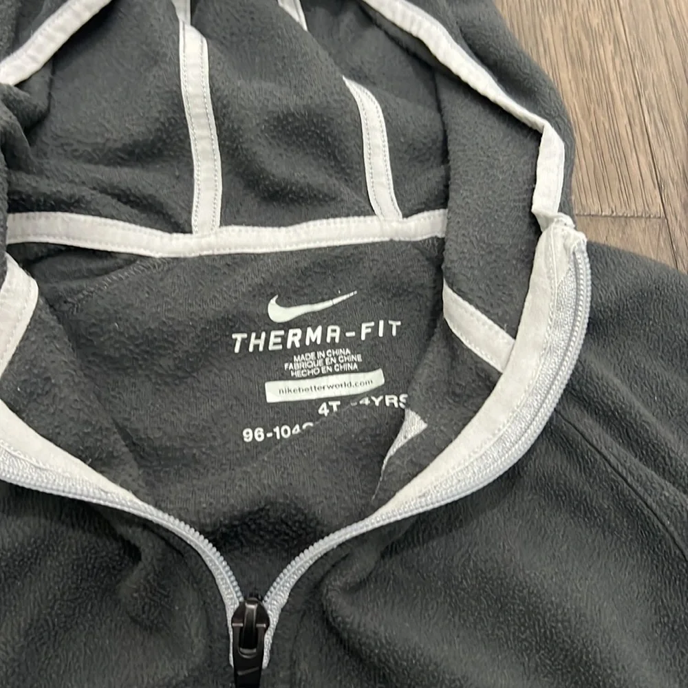 Girls therma fit Nike fleece hooded sweater